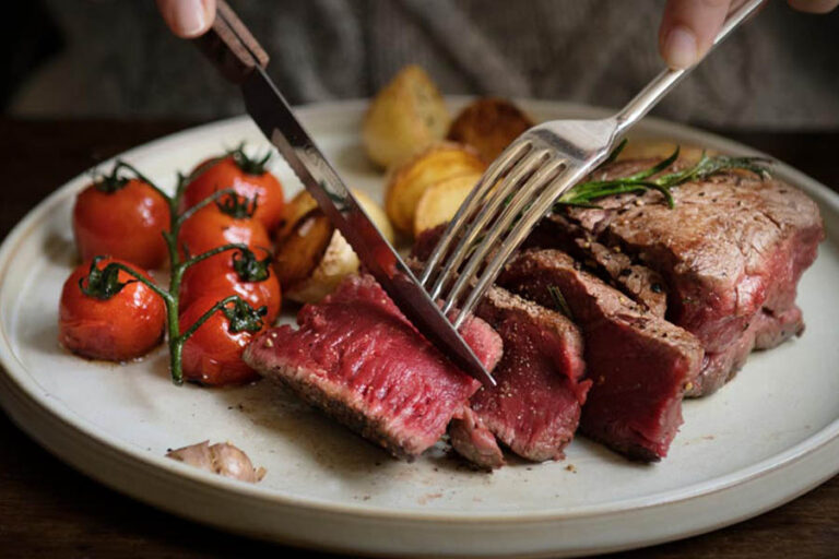 kottbrist-eating-meat-2875981